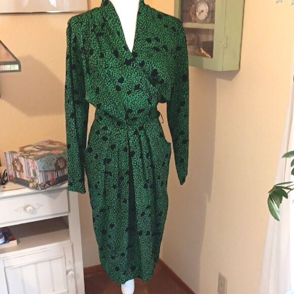 Em Elle Vintage Green and Black Silk Dress. - Picture 2 of 11